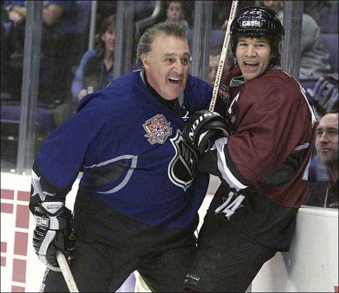 30 января 2002 года. Матч Всех Звезд НХЛ для ветеранов. Фил Эспозито против Дэвида Келли.