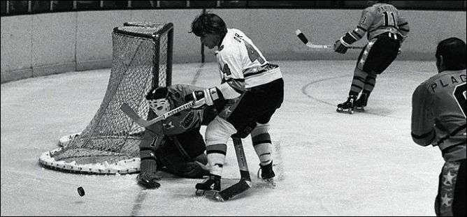 Фрагменты сезона. 30 января 1973 года. Матч Всех звезд НХЛ. Бобби Орр атакует ворота Тони Эспозито.