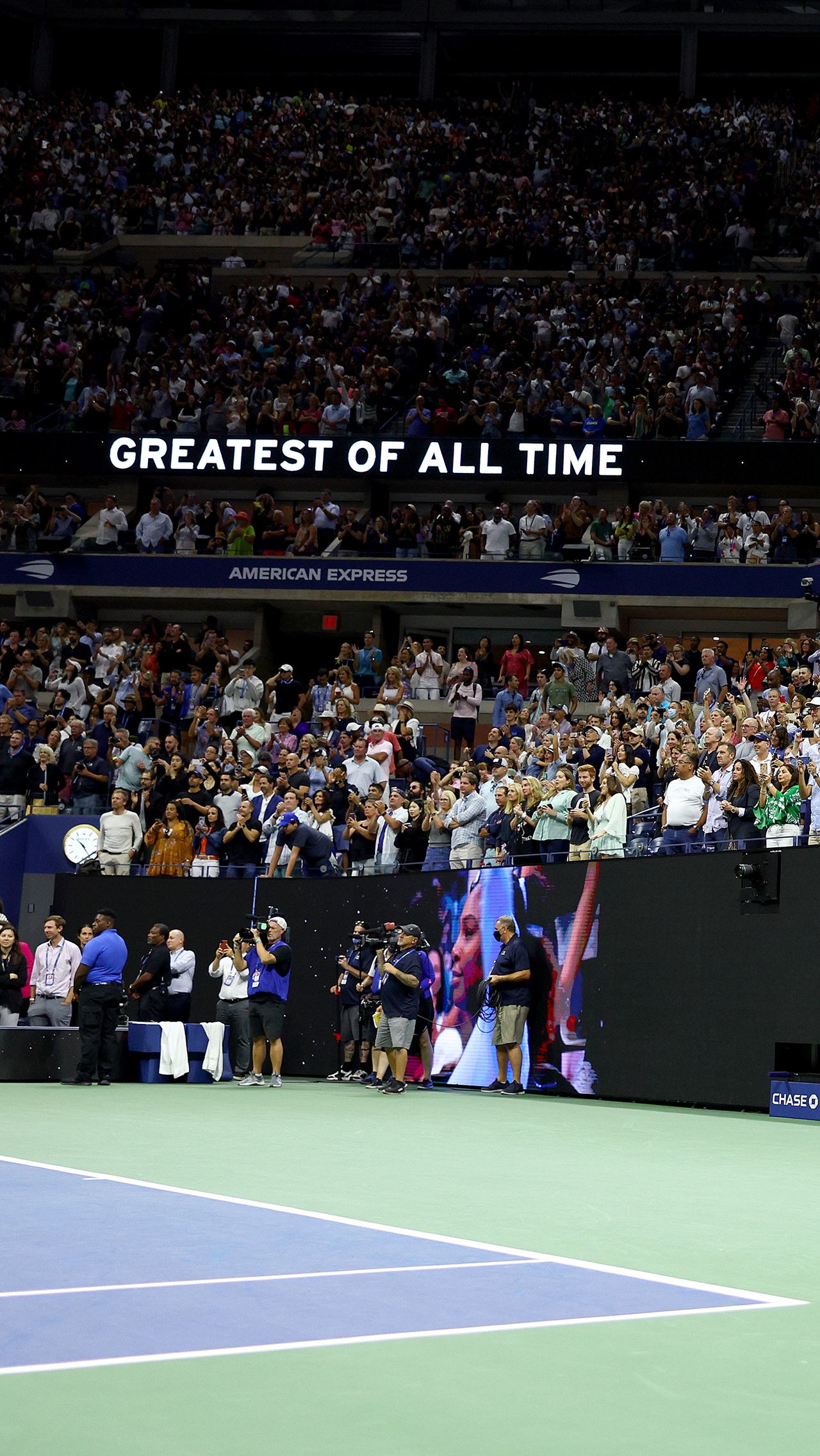 «Greatest of all time», — горело на экранах вокруг арены, а болельщики сидели на трибунах со схожими плакатами.