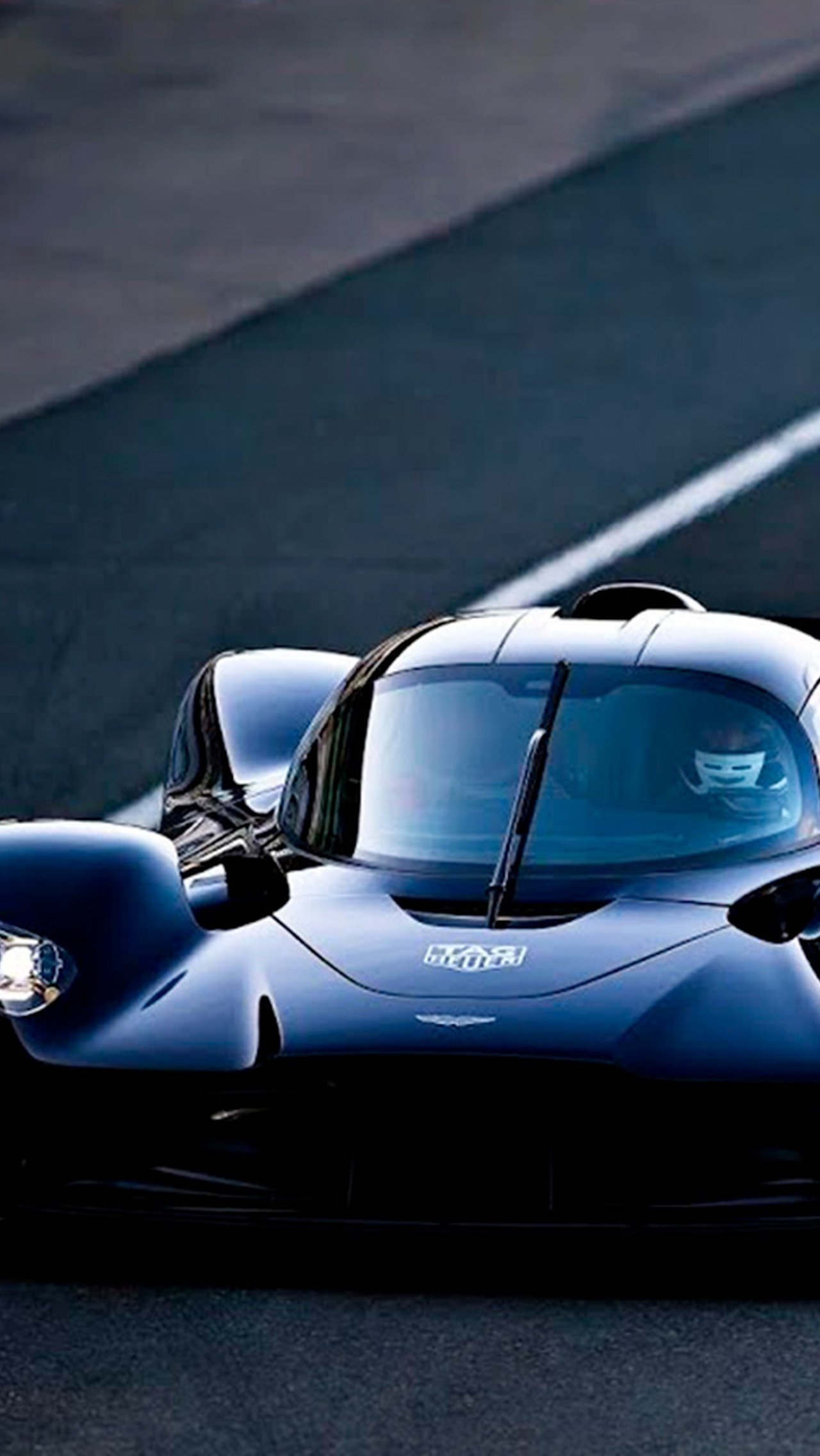 Всего в мире выпущено 85 автомобилей Aston Martin Valkyrie. Один из владельцев гиперкара — Ферстаппен. Изначально планировалось, что Макс получит авто в 2024 году.