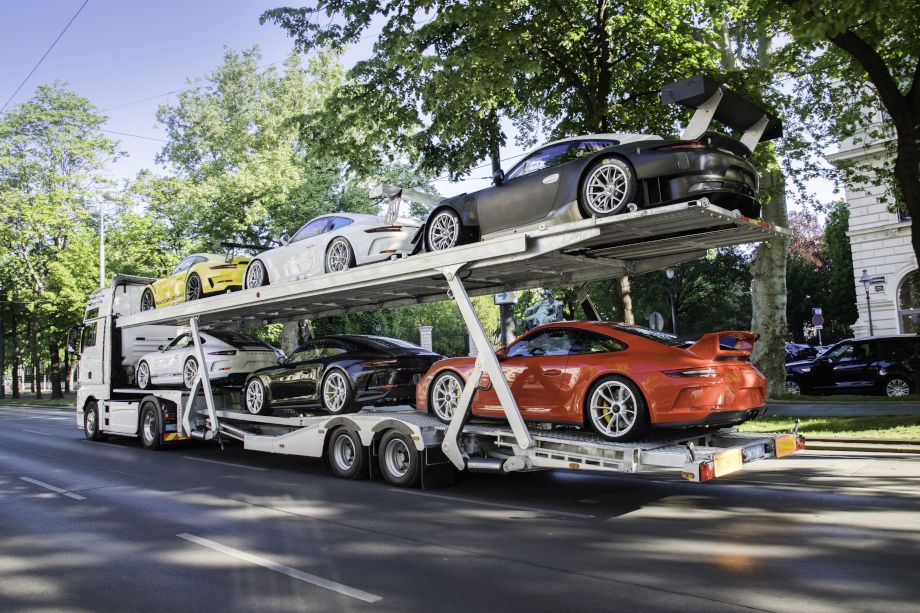Коллекция из шести Porsche 911 и автовоза Коллекция из шести Porsche 911 и автовоза