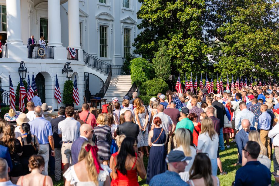 Дональд Трамп на крыльце Белого дома Дональд Трамп на крыльце Белого дома