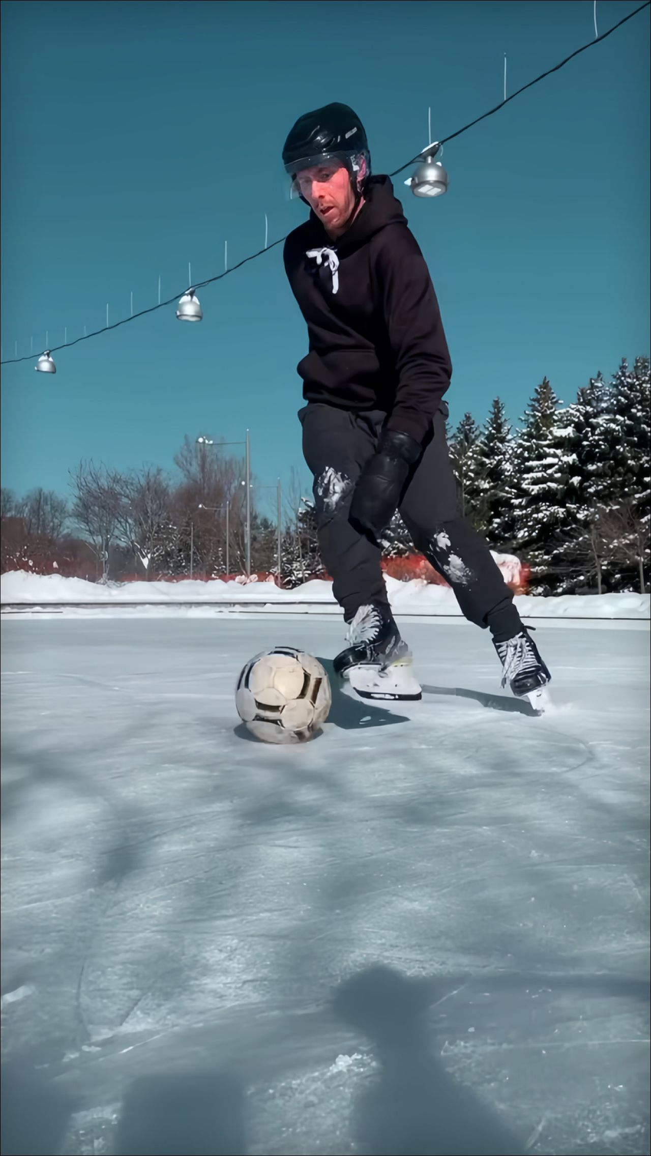 Парни сыграли в футбол на льду. Видео