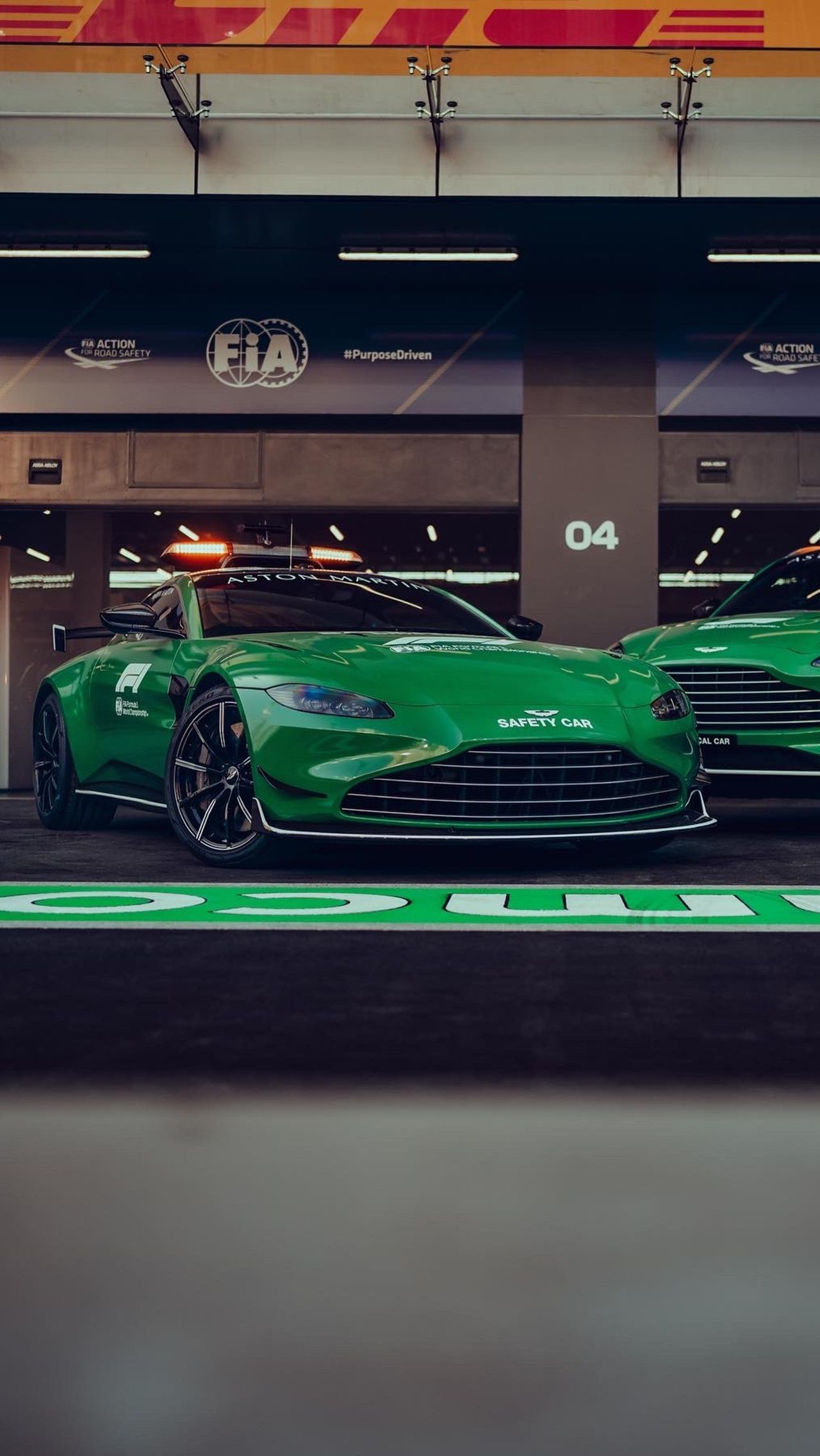 Машина безопасности от Aston Martin с места до 100 км/ч разгоняется за 3,6 секунды и развивает 310 км/ч максимальной скорости, а <a href="https://www.championat.net/auto/article-4636327-novye-sejfti-kar-i-medicinskij-avtomobil-ot-mersedesa-dlya-formuly-1-harakteristiki-i-foto.html">сейфти-кар от Mercedes-AMG</a> проделывает аналогичное упражнение за 3,2 с и показывает потолок в 325 км/ч.