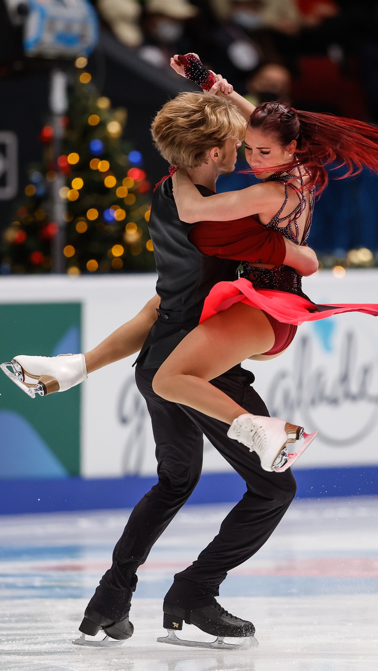 А Тарасова <a href="https://www.championat.net/figureskating/news-4577127-tarasova-devis-i-smolkin-v-rossii-poluchili-na-8-ballov-bolshe-chem-na-che-eto-nepravilno.html" target="_blank">прокомментировала</a> результат дуэта так: «На ЧР за ритм-танец Дэвис и Смолкин получили на 8 баллов больше, чем на ЧЕ. Надо судить правильно. Не нужно лишнего ставить, когда это незаслуженно».