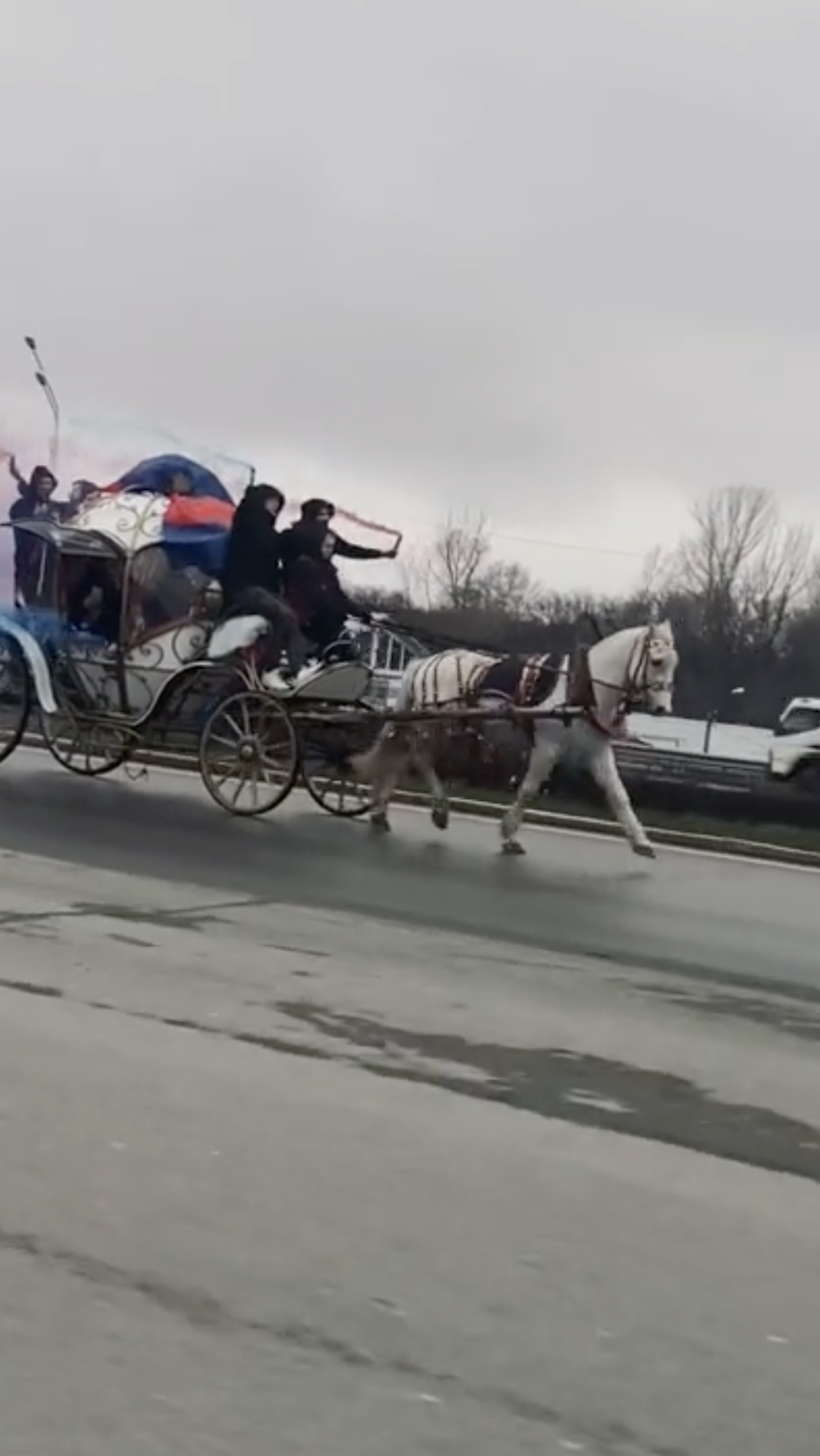 На футбол — в карете! Болельщики ЦСКА едут в Уфу в стиле «Золушки»