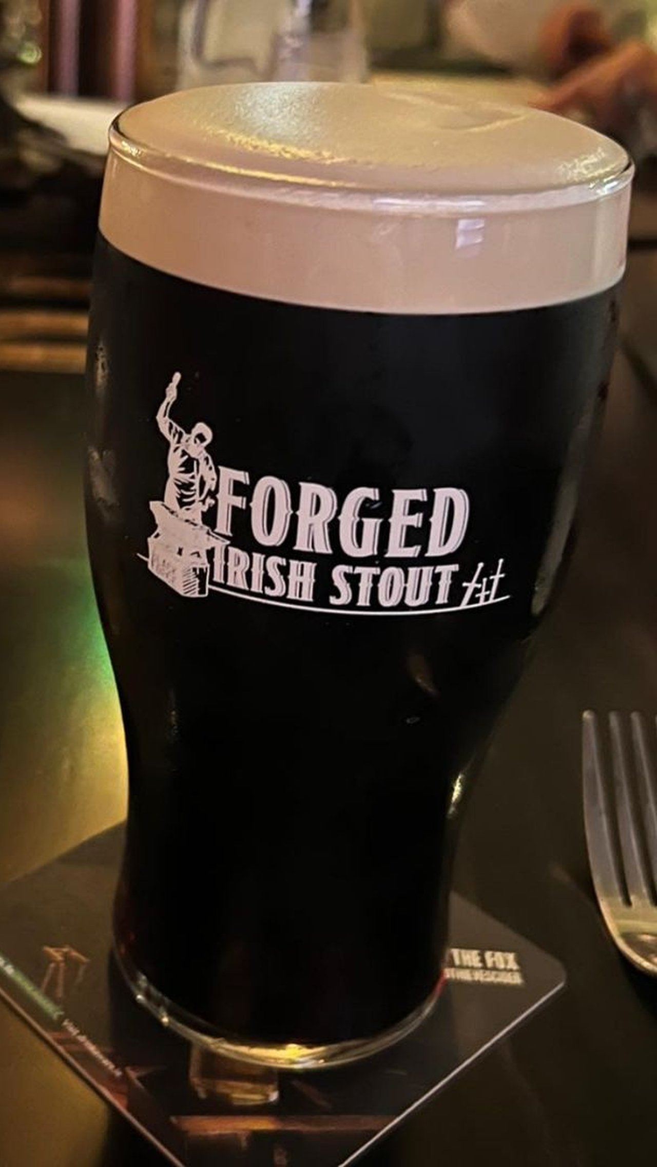 «Познакомьтесь с моим последним творением Forged Irish Stout! Сварено дома и доступно пока только в The Black Forge», — подписал Конор ролик, где он лично наливает бокал нового пива из крана.