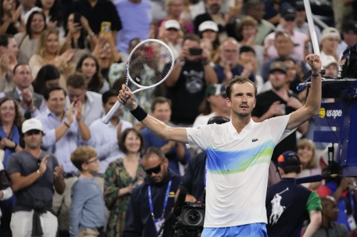 Медведев прорвался во вторую неделю US Open! Он в шаге от четвертьфинала с Синнером