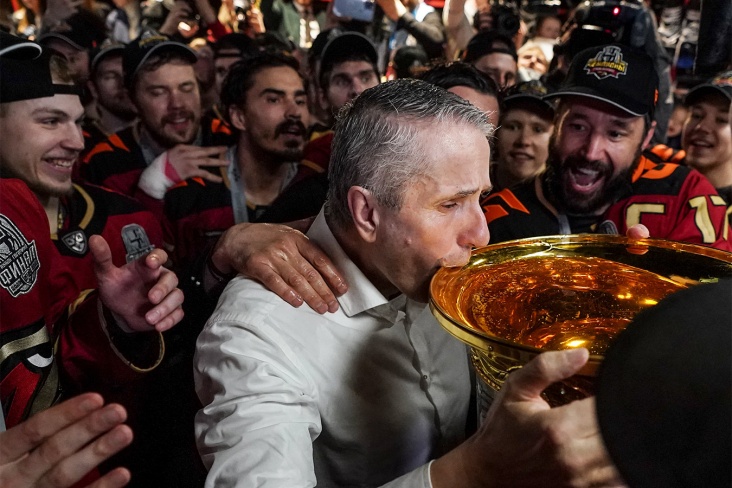 Видео из чемпионской раздевалки «Авангарда»