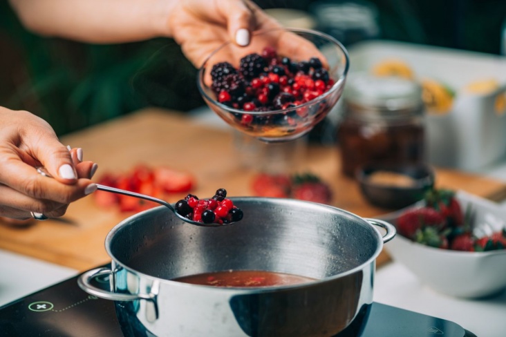 К мясу, рыбе и десерту: 3 лёгких соуса из ягод