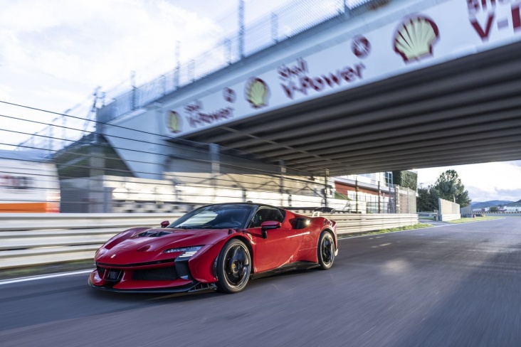 Ferrari SF90 XX Stradale на трассе «Фьорано»